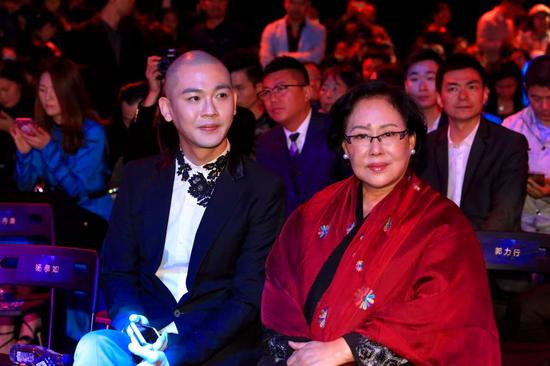 郭力行签约新经纪公司 微电影节红毯亮相