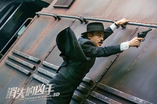 在《消失的凶手》中，刘青云爬火车