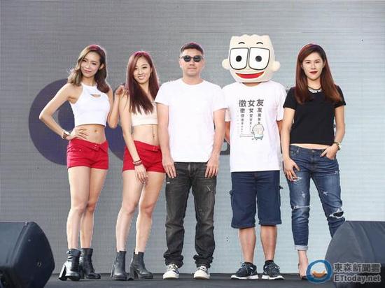 詹仁雄（中）日前上《康熙来了》接受蔡康永、小S拷问。