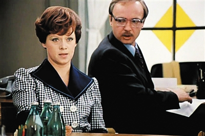 《办公室的故事》 “说我干巴巴的”“不，您湿乎乎的”，梁赞诺夫教会许多中国人办公室幽默。