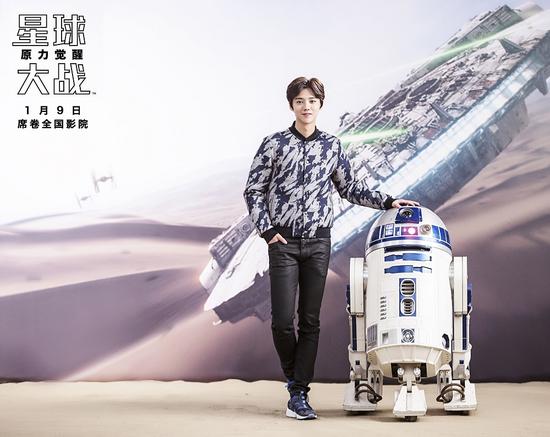 《星球大战：原力觉醒》中国大使鹿晗与R2-D2