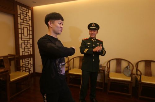 曹云金学正步