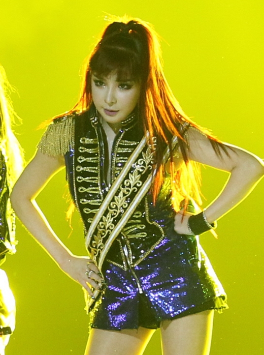 cl,sandara,朴春和孔敏智合体登场,表演了歌曲《我最红》.