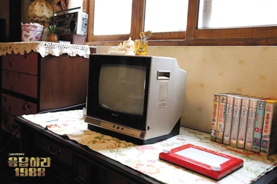 属于80年代的物品勾起观众的怀旧心