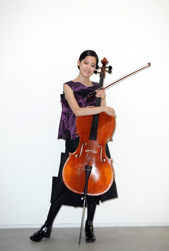 欧阳娜娜首支MV双金操刀 手指长茧演哭戏|欧阳