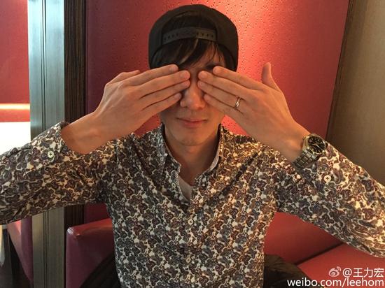 王力宏左手戒指抢镜