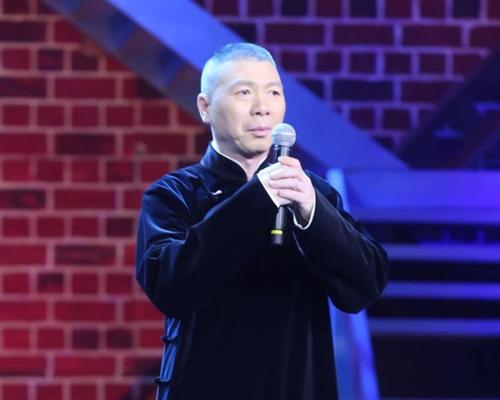 冯小刚一袭黑色长褂亮相