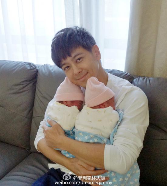 林志颖怀抱双胞胎儿子温馨