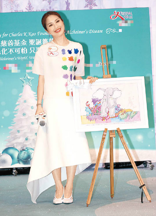 杨千嬅生孩子开刀后记性差:整天拍照纪录