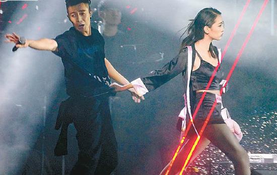 周柏豪演唱会被舞伴狂摸 吓得跟不上拍子|周柏