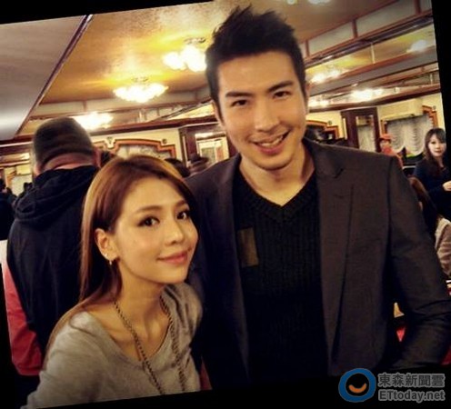 李毓芬素颜躺地板 高廷宇大赞