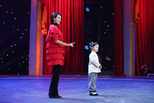 《家庭幽默大赛》第二季朱丹换上了火红颜色的服饰