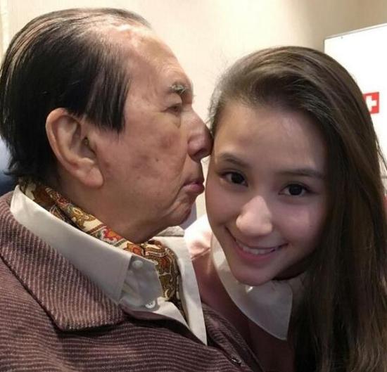 赌王何鸿燊庆生 亲吻失恋爱女何超莲(图)