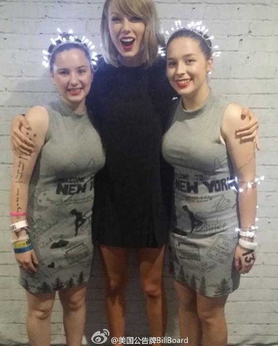 平胸泰勒-斯威夫特遭波霸左右夹击(图)