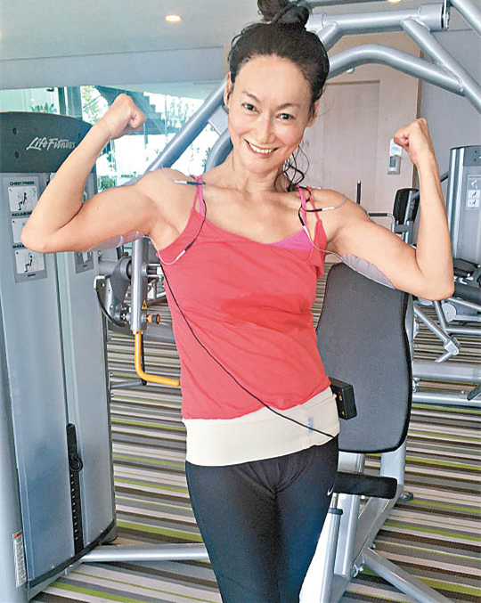 惠英红近日操体能，上载成果。