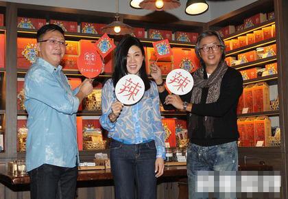 赵正平(左起)、小慧姊和王伟忠出席福忠字号记者会。