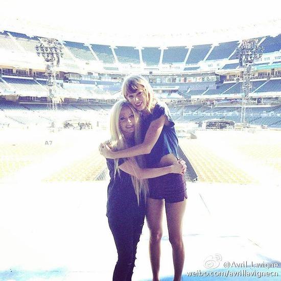 泰勒26岁生日和男友庆生 艾薇儿送祝福