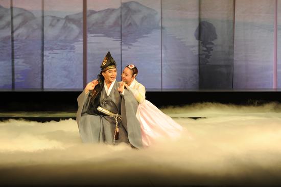 中国朝鲜族唱剧《春香传》：春香与李梦龙