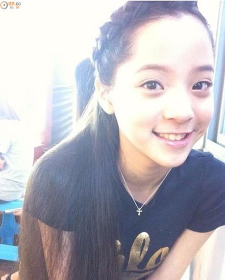 欧阳娜娜玩直播忘情 延迟登机惹网友声讨|欧阳