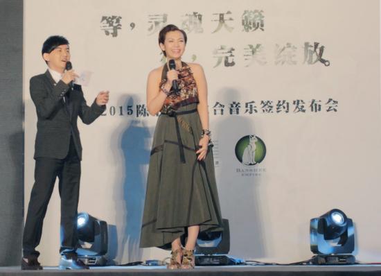 陈洁仪与主持人黄子佼