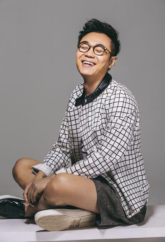 王铮亮《幸福时光机》MV玩穿越 大鹏助阵