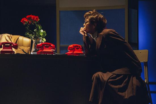 《办公室的故事》:老戏骨撑起的喜剧教育