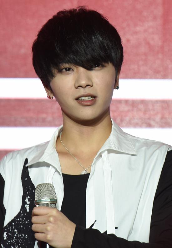 华晨宇自曝在家不穿衣服 唱东北《异类》