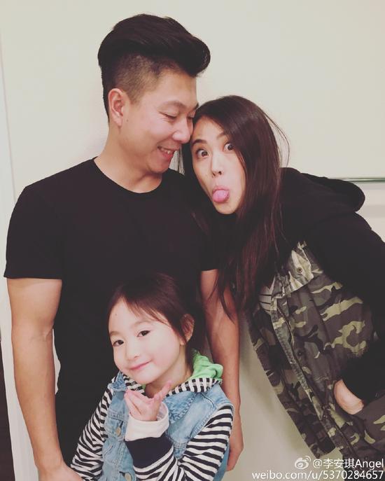 李小鹏夫妻秀恩爱,奥莉实力卖萌