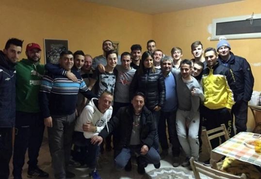 托玛西和球队成员合照