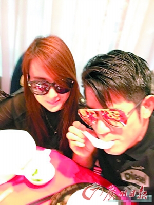 郭富城和新女友在网上秀恩爱。