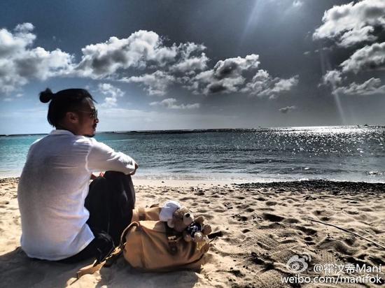 谢霆锋只身坐海边露侧颜