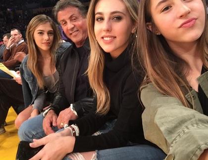 史泰龙与女儿玩自拍