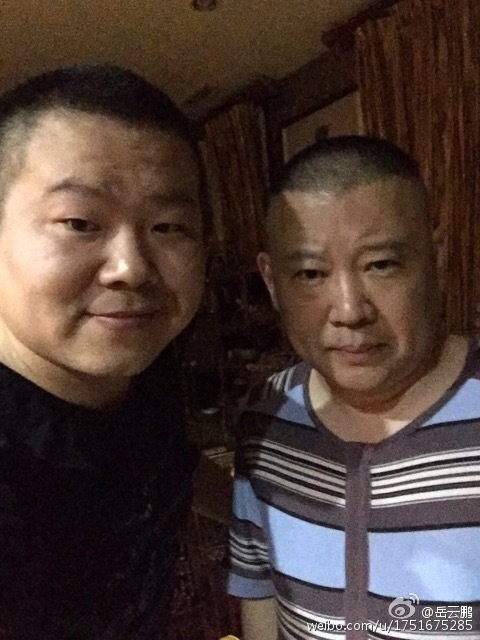 岳云鹏和师傅郭德纲合影