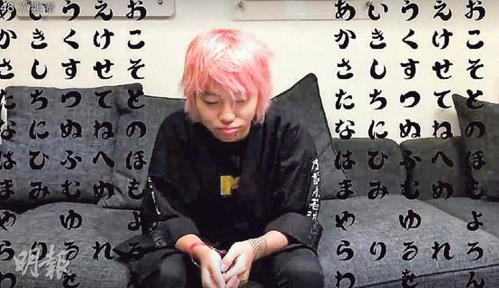 窦靖童用日文自我介绍NG了3次，难怪她扁嘴有点儿气馁。