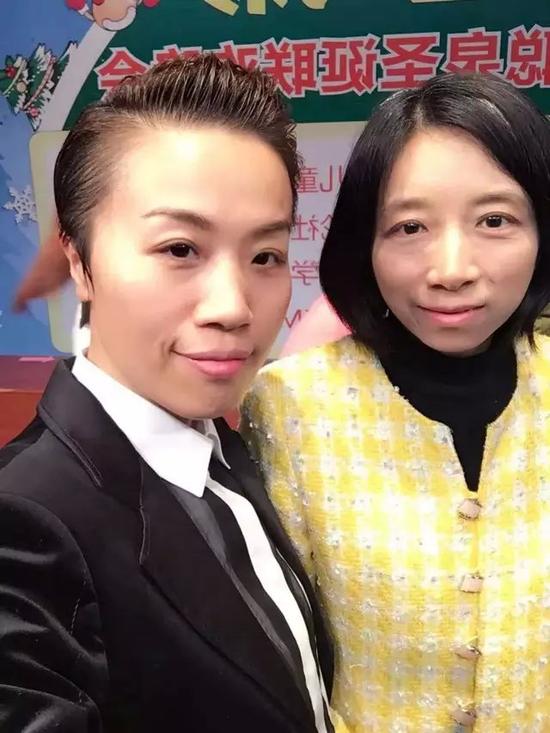 导演汪子琦与上海市妇联主席徐枫一同出席