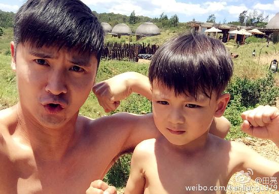 田亮和儿子裸上身搞怪