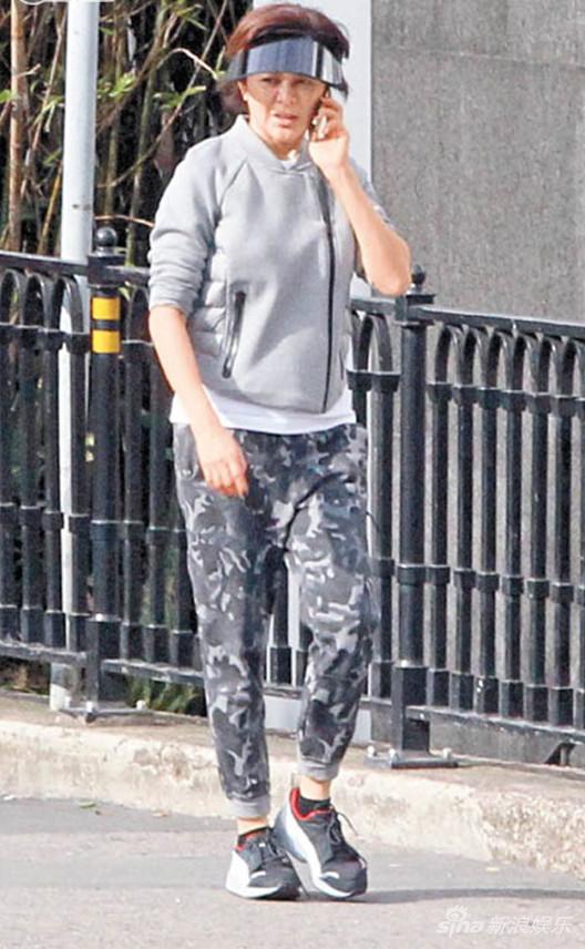 关之琳爬到山顶,愁眉苦脸打电话