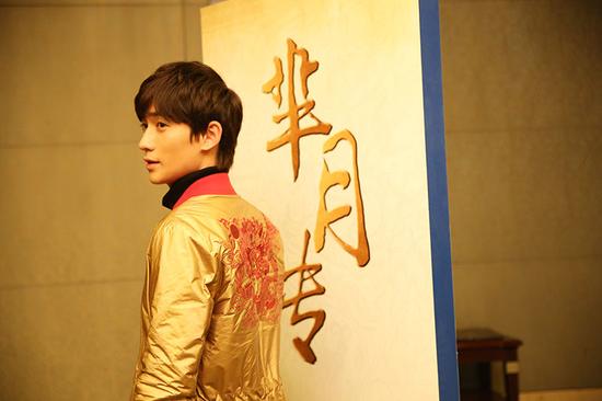 朱一龙《芈月传》庆功会龙袍加身气场强|朱一龙|姜宏波|高云翔_新浪娱乐_新浪网