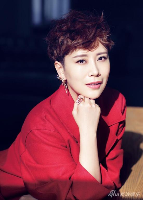 平安夜怎么穿?看海清红配绿演绎圣诞范儿|海清