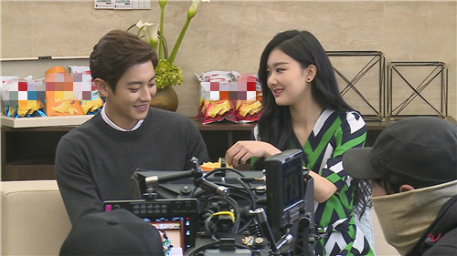 袁雨萱吃薯片现场 灿烈:还是我来喂你吃|袁姗姗