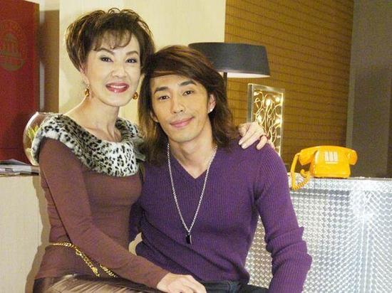 夏台凤独子邹少官(右)