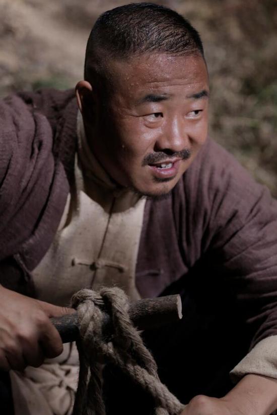 摘要:抗战剧《战火中的兄弟》正热拍中,剧中,时代典范签约演员王奕盛