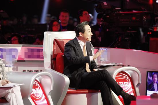 张召忠抬手微笑