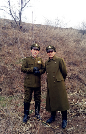 松原与王劲松的片场合影