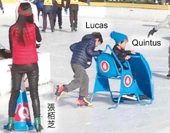 张柏芝与两个儿子在韩国滑雪，玩得很开心。