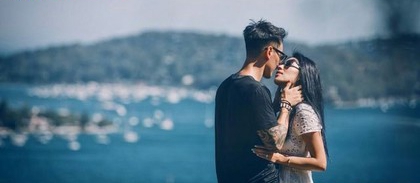 王阳明(左)和蔡诗芸在庄园的顶楼拍浪漫合影