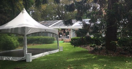 庄园内可见工作人员正在玻璃屋内加工布置