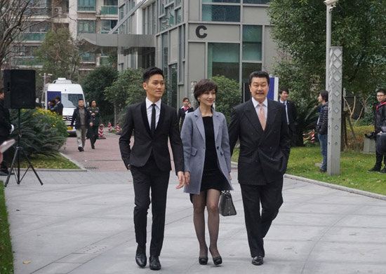 赵雅芝一家三口携手亮相 儿子黄恺杰抢镜