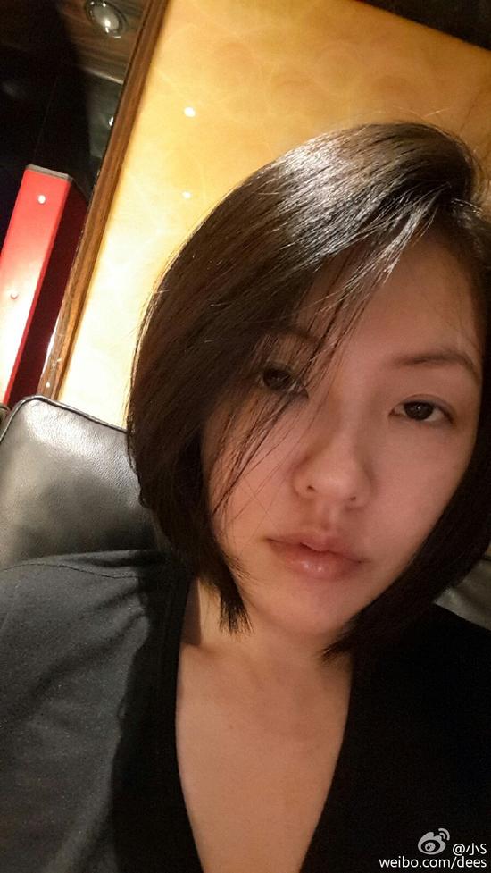 小s素颜照睡眼惺忪五点起床陪女儿吃早餐