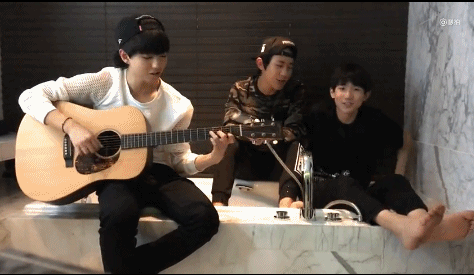 TFBOYS三小只唱好想你 弹吉它显青春活力